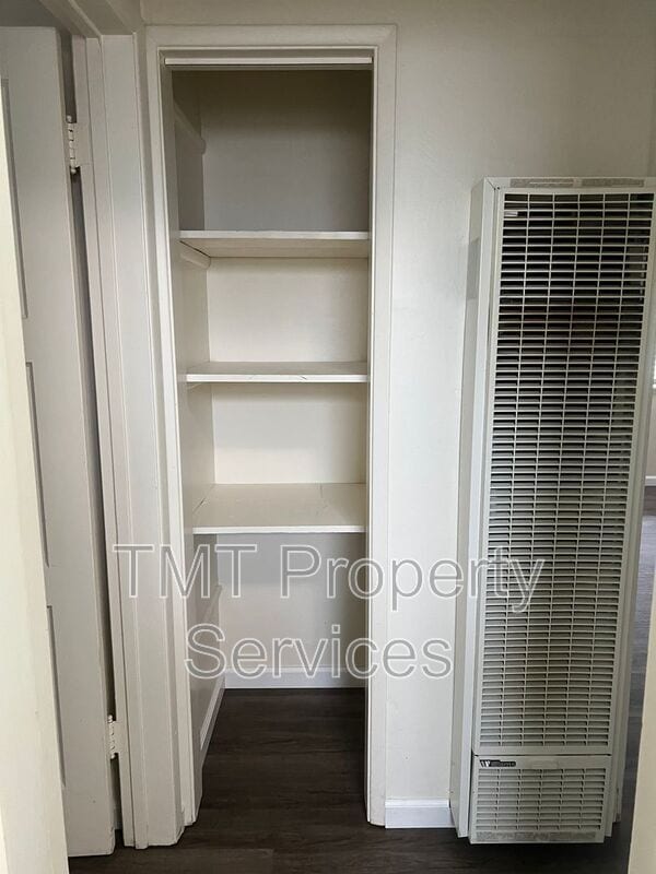 Building Photo - 450 Hillview St