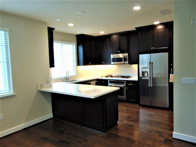 Building Photo - Beautiful Brand New Townhome in Sage Community