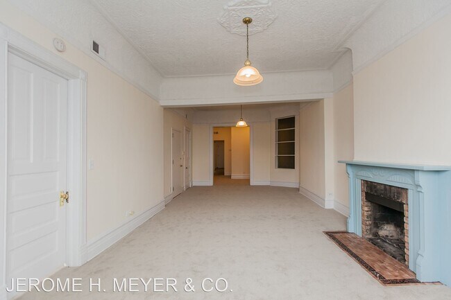 Building Photo - 901 W Armitage Ave