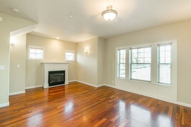 Building Photo - Now Waitlisting! Springwater Corridor 3-Bedroom Townhome For Rent.