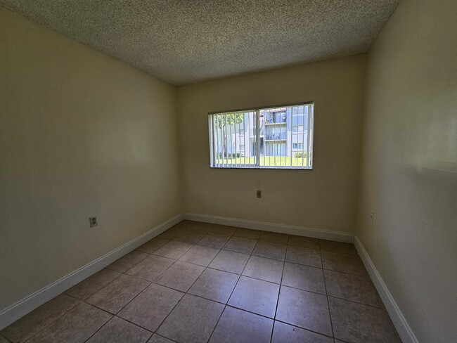 Foto del edificio - 1215 Benoist Farms Rd