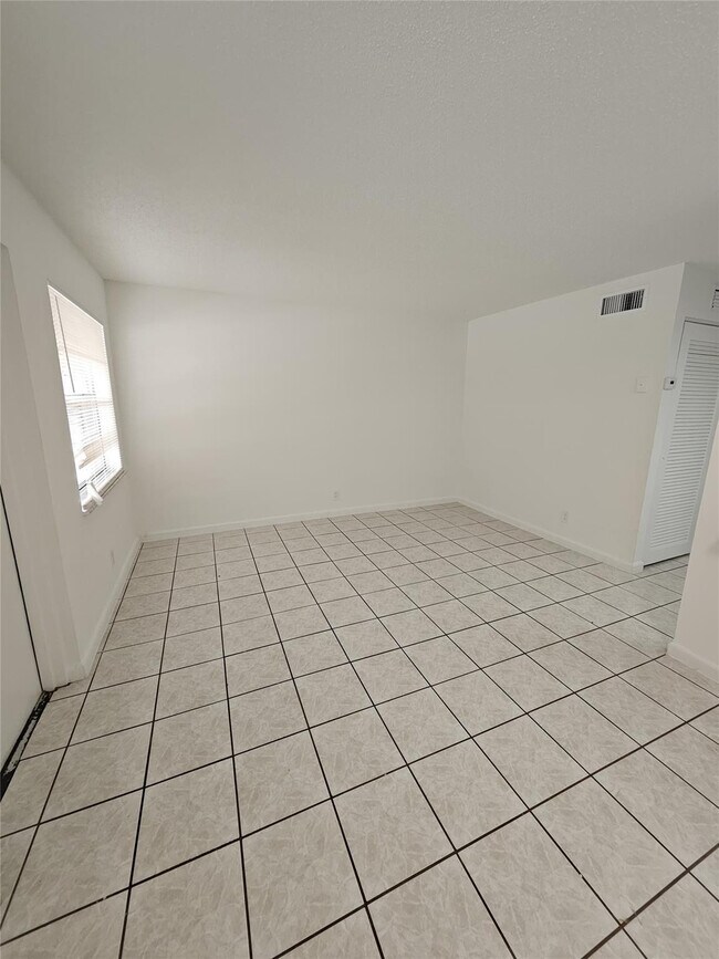 Foto del edificio - 1150 NE 17th Ct