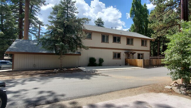 Foto del edificio - 1121 Illini Dr