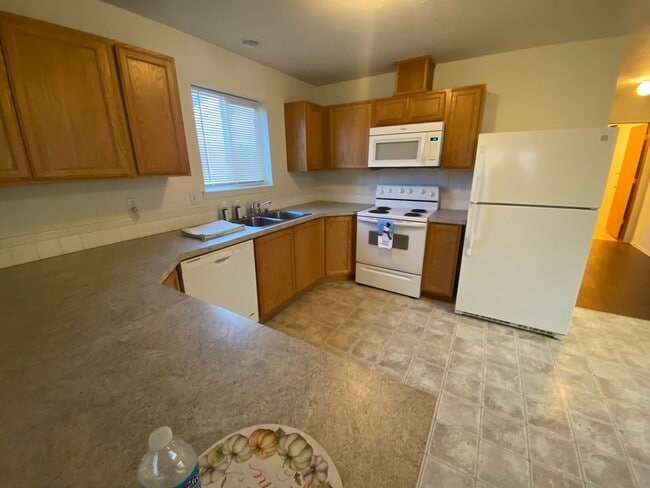 Foto del edificio - Don't miss this 4 Bedroom 1 1/2 Bath Northside Condo