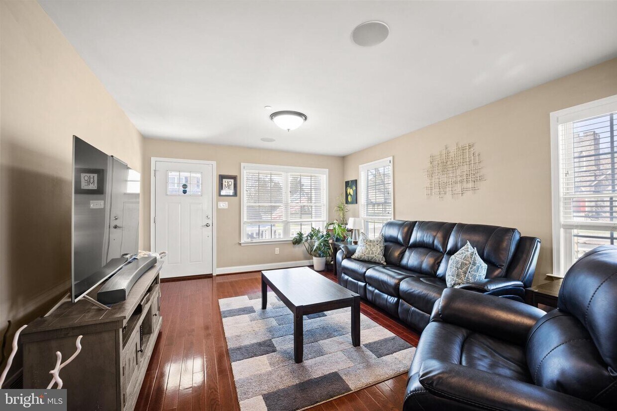 Primary Photo - 148 W Woodland Ave