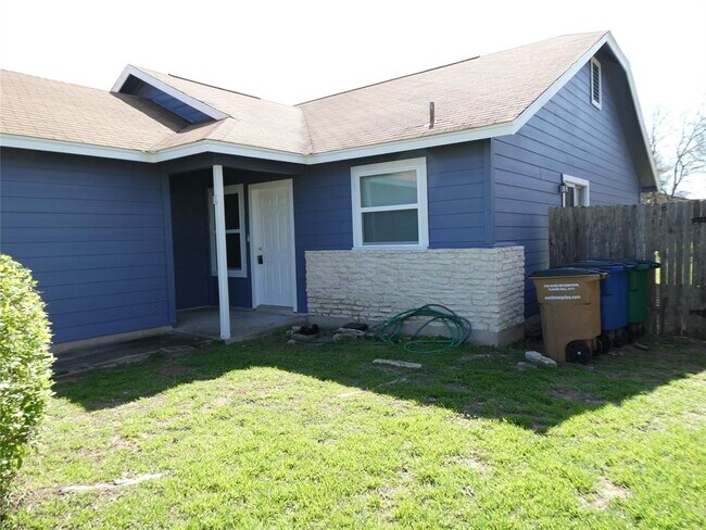 Foto del edificio - 8705 Pineridge Dr