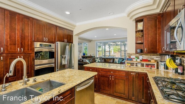 Building Photo - 4 br, 3.5 bath House - 2538 Summit Gln