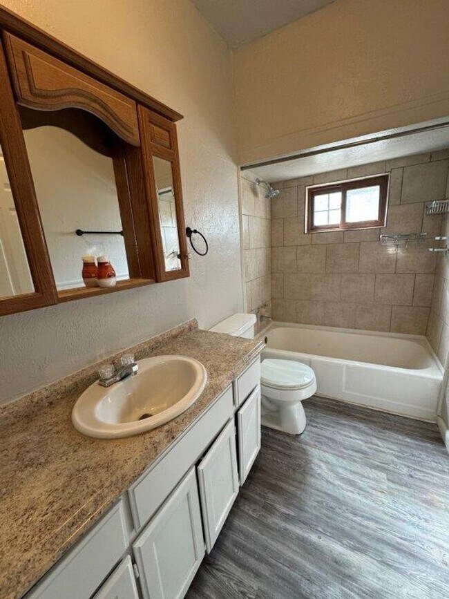 Foto del edificio - 2 bed 1 bath in Chickasha updates throughout!  250 off your move in by Jan 1st!