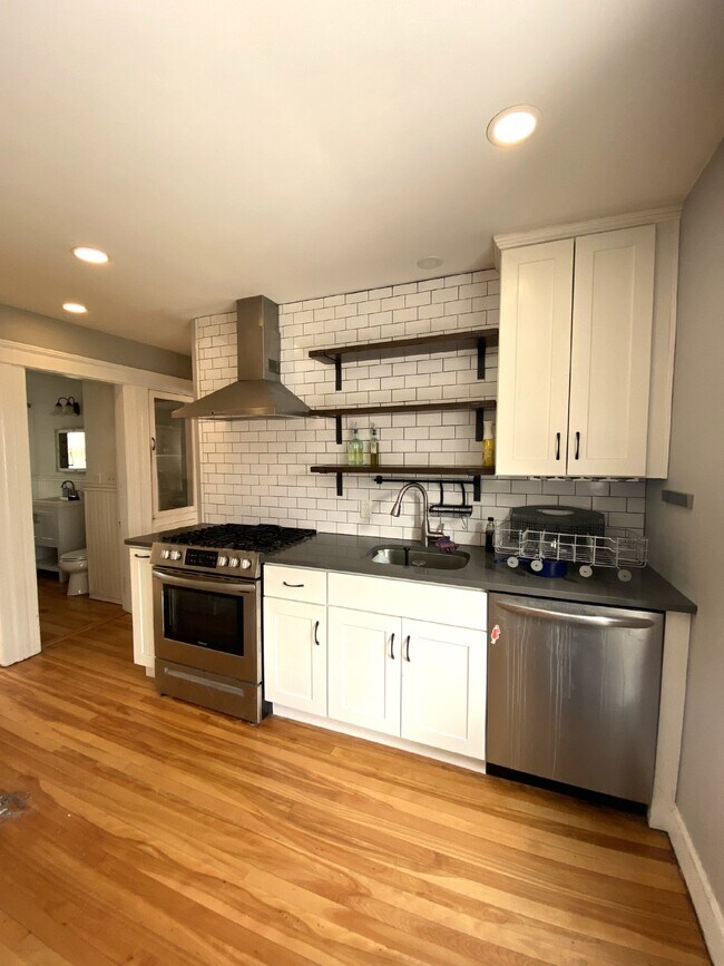 Foto del edificio - Charming 2-Bedroom Unit with Spacious Layo...