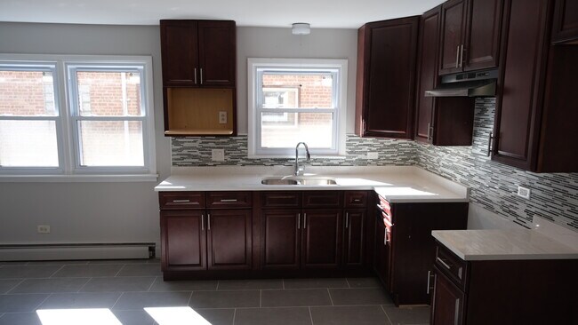 Kitchen - 801 E 89th Plz