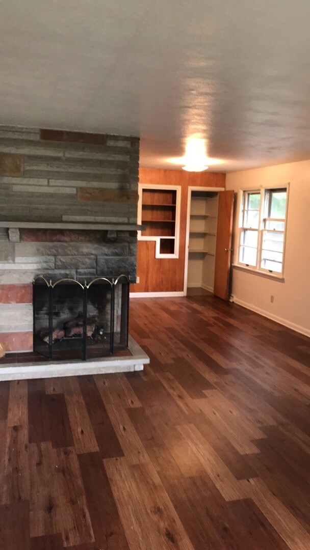 Building Photo - 3 Bedroom Avail August 2026; Monthly rent ...