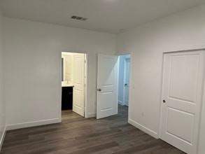 Building Photo - 1083 W 9th St