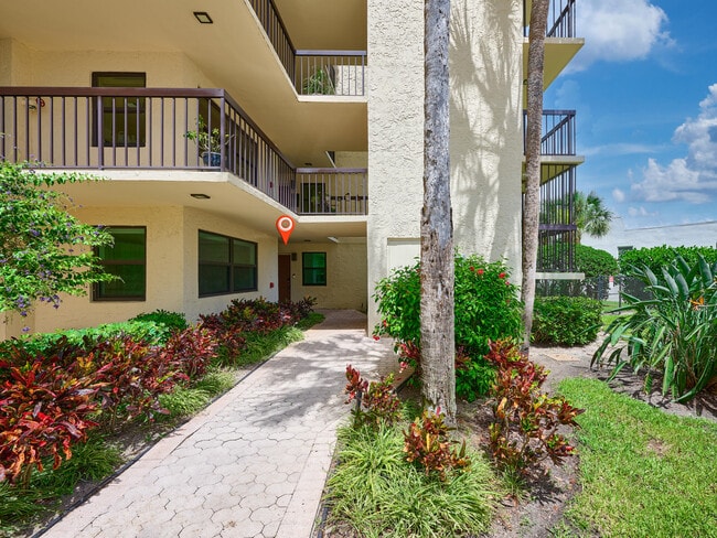 Foto del edificio - 374 Golfview Rd