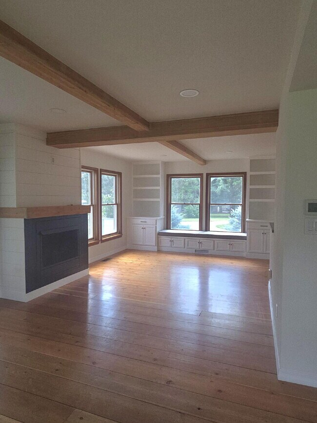 Foto del edificio - Spacious home in country setting, yet clos...