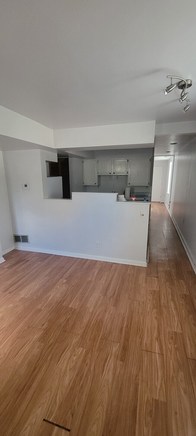 Building Photo - 929 Paradrome St