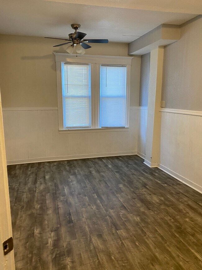 Building Photo - 4 bedroom 2 bath available 9/1/2023