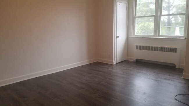 Building Photo - AMAZING 2Bd/1Ba in CHESTNUT HILL!!!