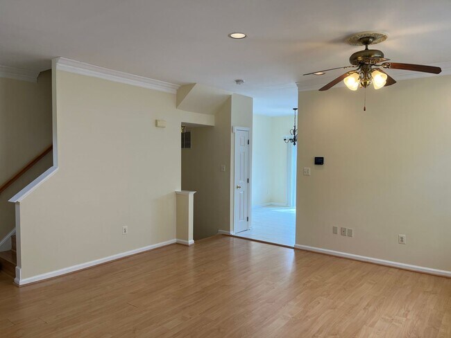 Building Photo - End Unit Townhouse In Centreville