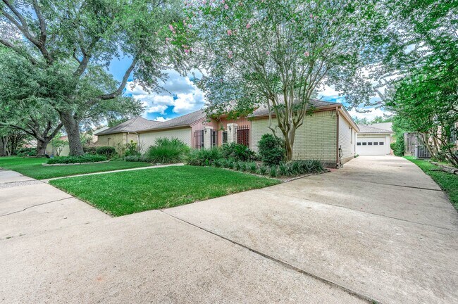 Foto del edificio - 12302 Piping Rock Dr