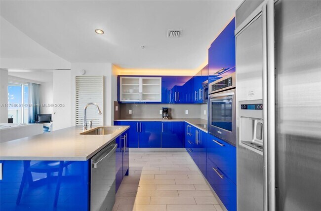 Building Photo - 3101 Bayshore Dr