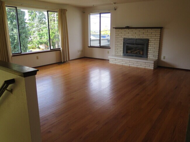 Building Photo - Large 3 Bedroom, 3 Bathroom Home in Centra...