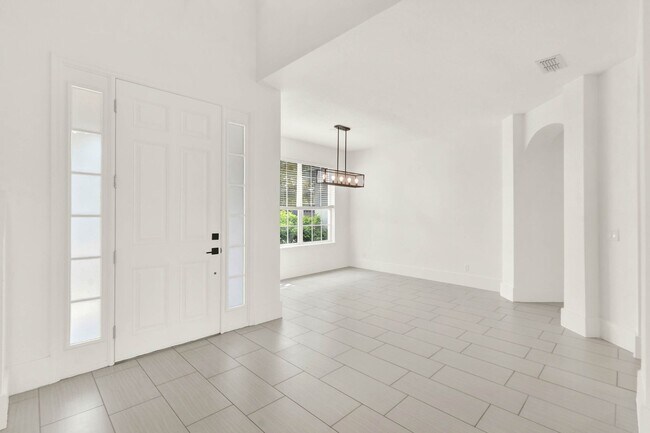 Building Photo - RENOVATED 5 BEDROOM FENCED IN, GOLF FRONTA...