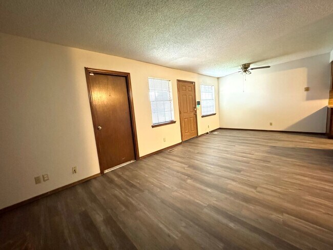 Foto del edificio - 3 bedroom 2 bathroom duplex In Broken Arrow!