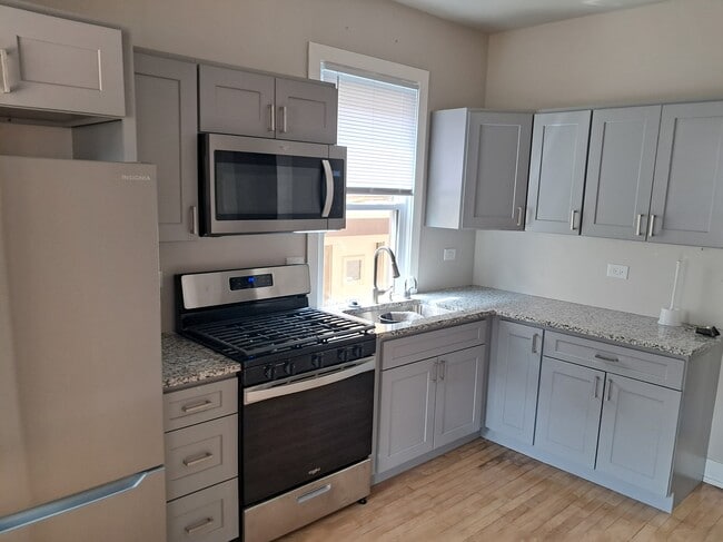 Kitchen - 2221 W Touhy Ave