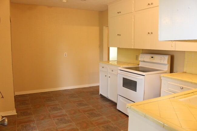 Building Photo - 1747 W Lucas Dr