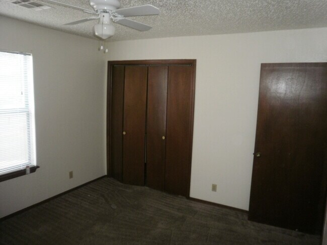 Foto del edificio - 224-226 Skylark Ct