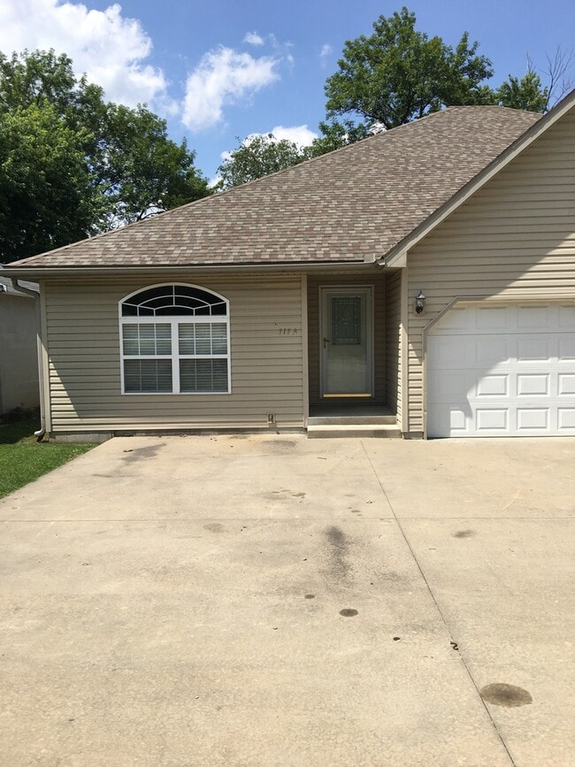 Building Photo - 717 E Madison St