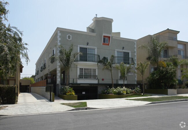 Building Photo - 4736 Elmwood Ave