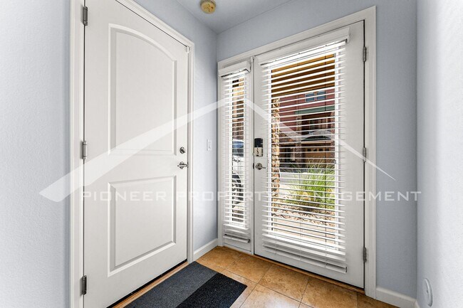 Foto del edificio - Spacious Townhouse with Washer/Dryer and C...