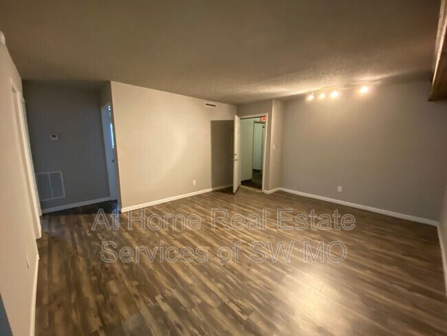 Building Photo - 712 E Sunshine St