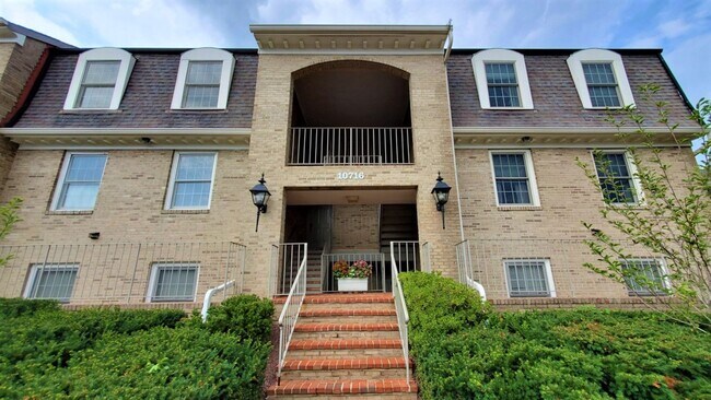 Building Photo - Big and Beautiful 2 Bedroom, 2 Full Bathro...