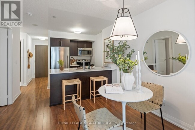 Photo du bâtiment - 305 Roehampton Ave