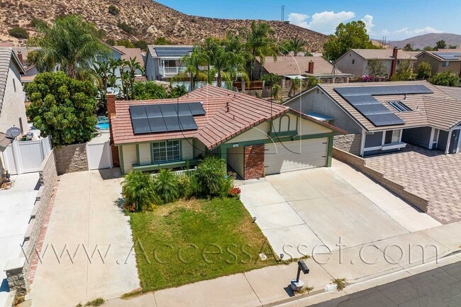 Building Photo - Charming 3 Bed/2 Bath Home With Pool In La...