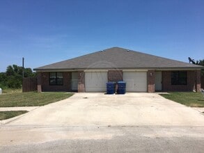 Building Photo - 301 Janelle Dr