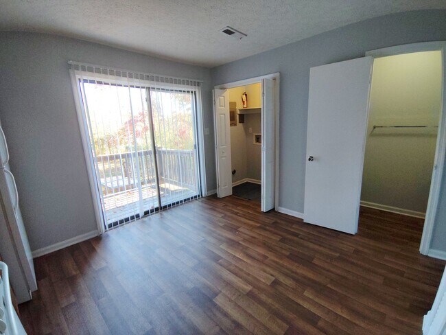 Foto del edificio - 61 Ferguson Dr