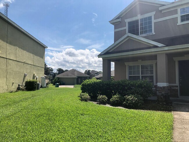 Foto del edificio - MOVE IN NOW! Great location- in Oaks At Brandy Lake! 5 bed 2.5 bath 2 story home with large bonus...