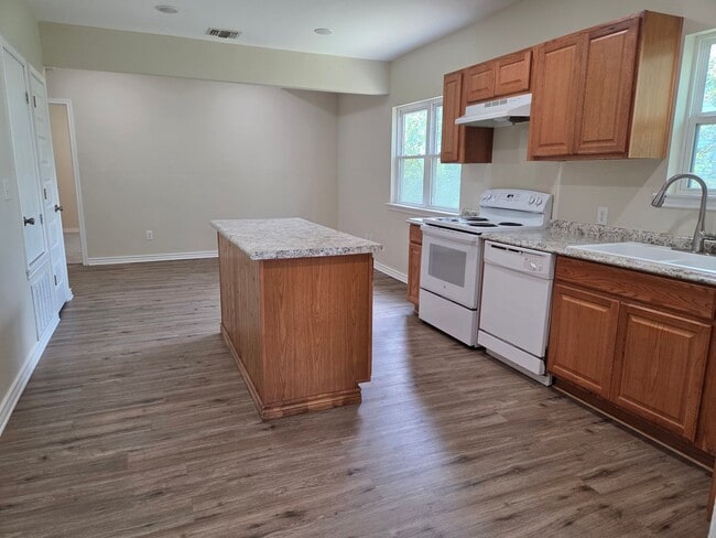 Building Photo - Beautifully Remodeled Gem!