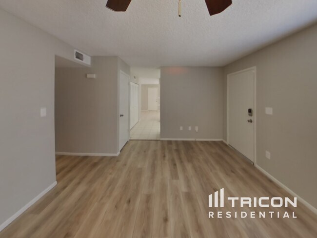 Building Photo - 4801 W Larkspur Dr