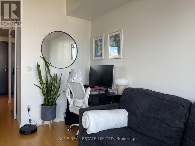 Building Photo - 281 Mutual St