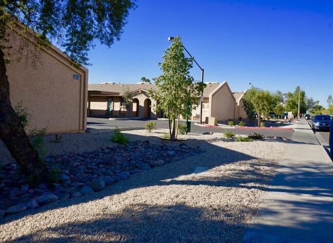 Foto del edificio - 2424 E Grandview Rd