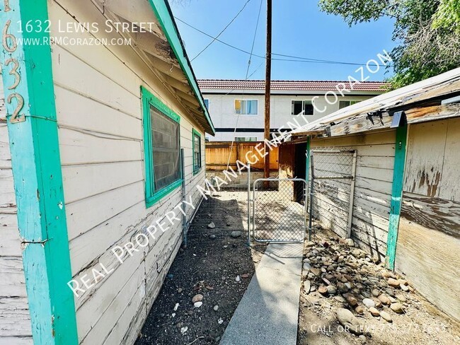 Building Photo - 1 Bedroom 1 Bath Cottage With Back Yard Fo...