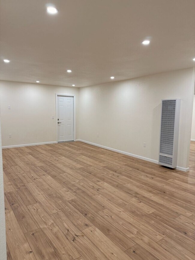 Foto del edificio - Bolsa Knolls NEWLY UPDATED 3 Bedroom / 2 Bathroom House w/ Fenced Yard & Laundry Hookups