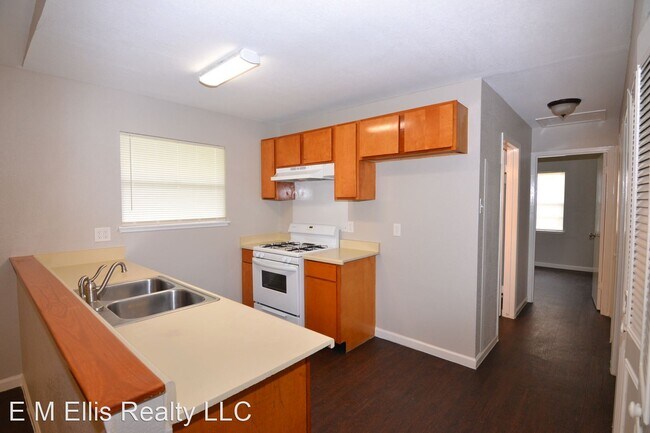Building Photo - 3 br, 1 bath House - 5127 Village Green