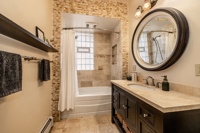 Foto del edificio - 2839 N Downer Ave