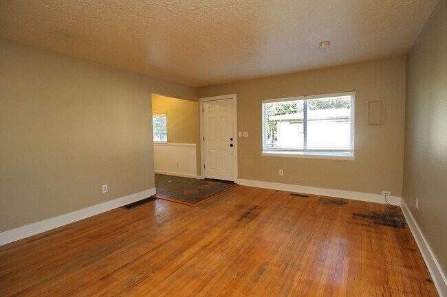 Foto del edificio - 4224-4224 N Commercial Ave