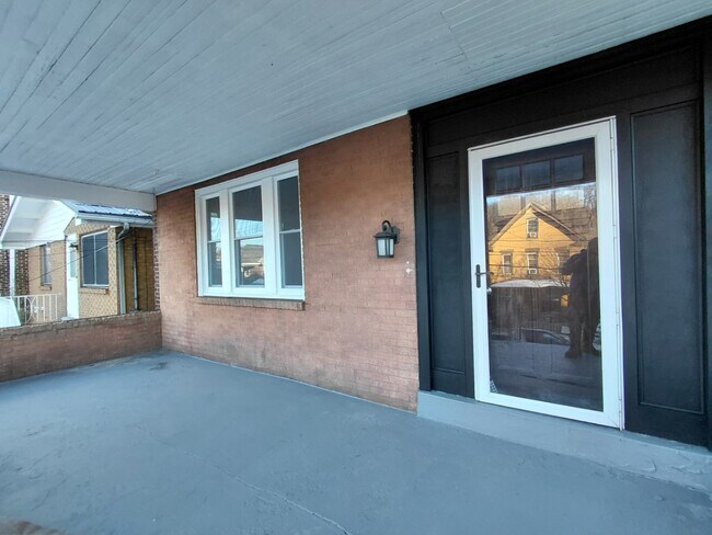 Foto del edificio - Beautiful Four Bedroom Home In Forest Hills